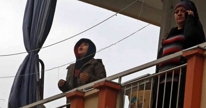 Yangın çıkan apartmanın balkonunda mahsur kalan çocuk ellerini açıp ağlayarak dua etti