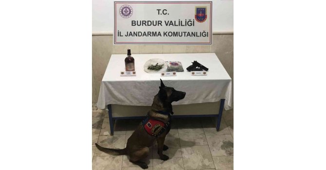 Üzerinde uyuşturucu, tabanca ve sahte içki ile yakalandı