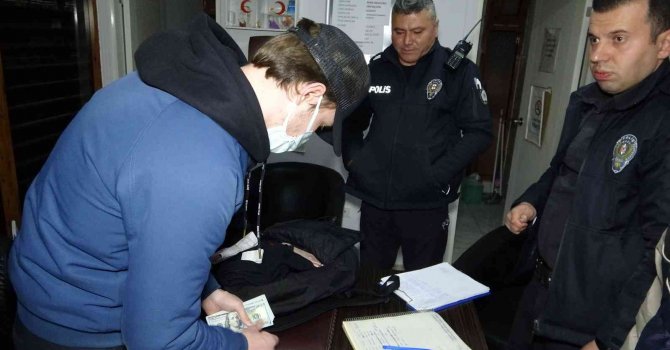 Rus turistlerin otobüste unuttuğu 8 bin dolar için Büyükşehir Belediyesi ve polis alarma geçti