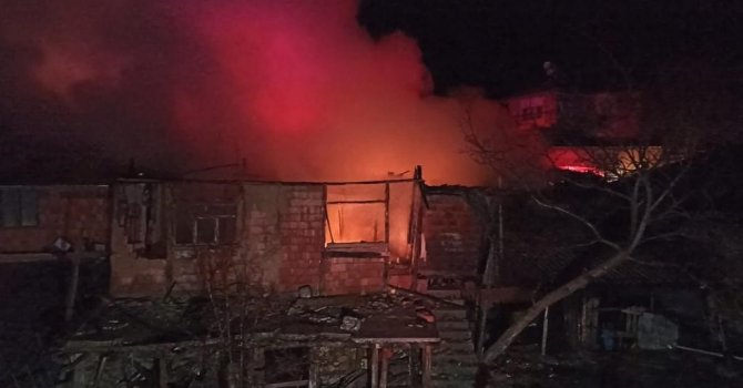 3 katlı ahşap ev alevlere teslim oldu