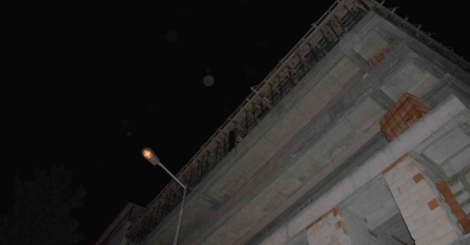 Eşinden boşanınca beş katlı inşaata çıkan adam ekipleri alarma geçirdi