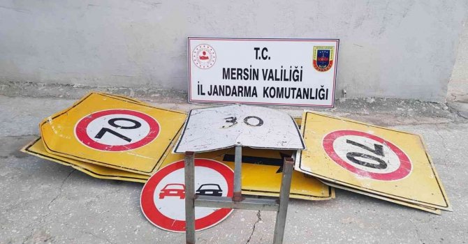 Mersin’de trafik uyarı levhalarını çalan şüpheli gözaltına alındı