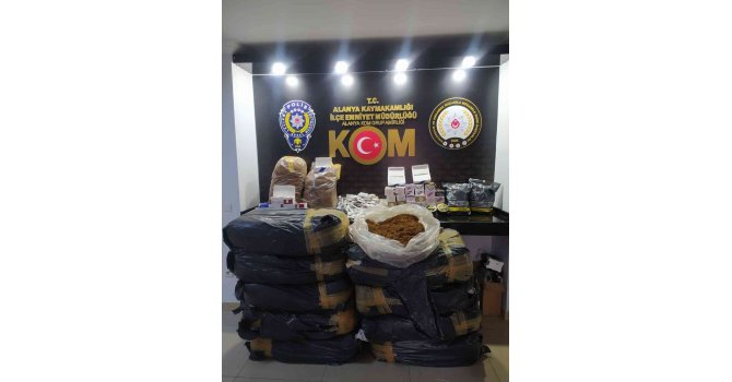 İş yerinin deposunda 9 bin 800 dolu makaron ele geçirildi