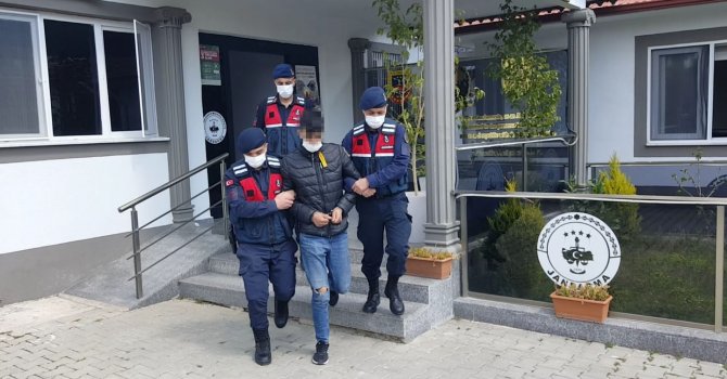 Elindeki dövmeden yakayı ele veren hırsızlık şüphelisi, kamyonun altında saklanırken yakalandı