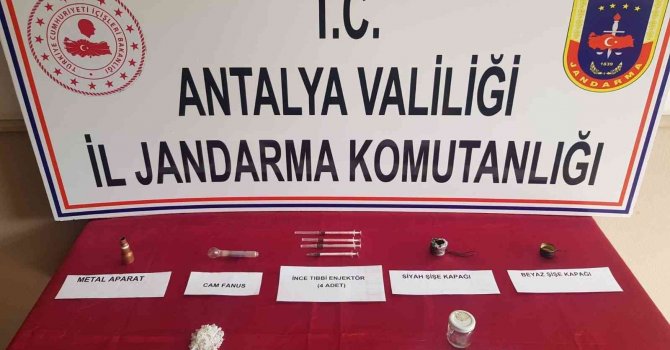 Devriye esnasında aranan şahısların üzerinden uyuşturucu çıktı