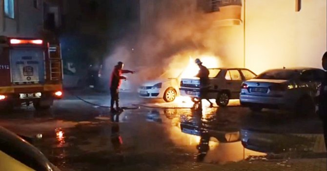 Otomobil alev alev yandı, yanındaki iki araçta da hasar oluştu