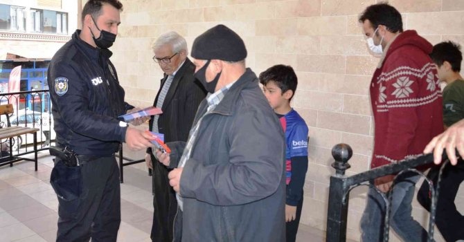 Polisten dolandırıcılara karşı broşürlü uyarı