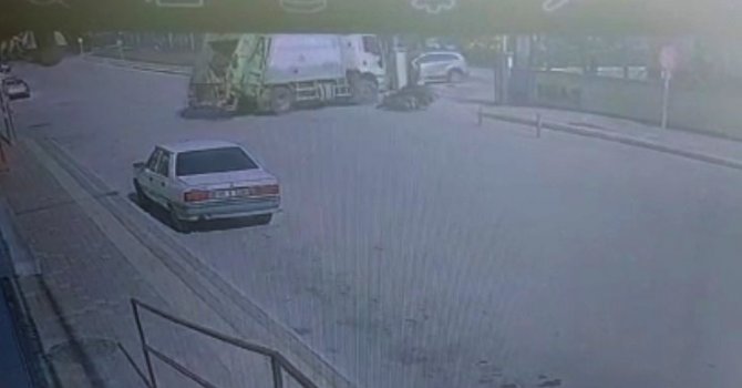 Çöp kamyonunun altında kalan motosikletli kurye hayatını kaybetti