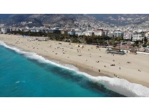 Alanya’da güneşli havayı fırsat bilenler plaja akın etti