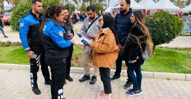 Adana polisi karnavalda vatandaşları suça karşı uyardı