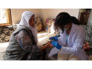 Geleceğin doktor adayları köylerde kapı kapı dolaşıp sağlık taraması yapıyor