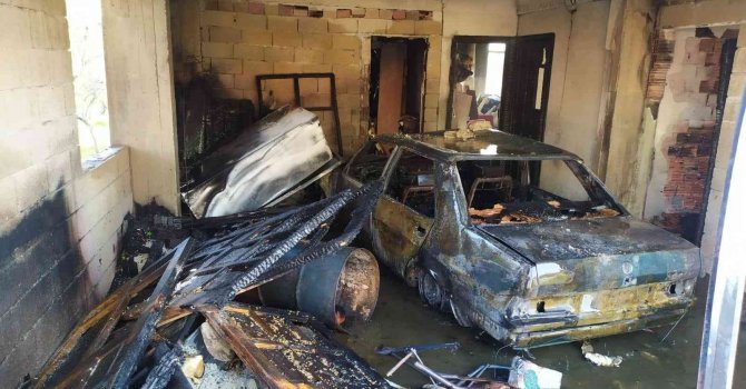 Evin garajında çıkan yangında otomobil alev topuna döndü