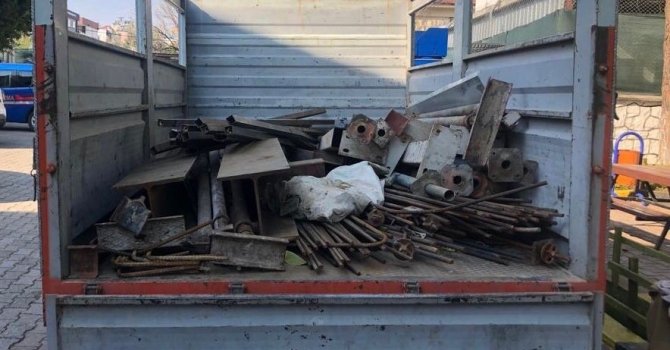 Köprü inşaatında kullanılacak demirleri çalan hırsızlar yakalandı