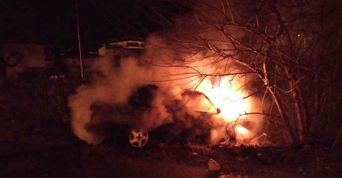 Yeni satın aldığı aracı seyir halindeyken cayır cayır yandı