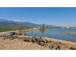 Volkanik göl piknikçilerin akınına uğruyor