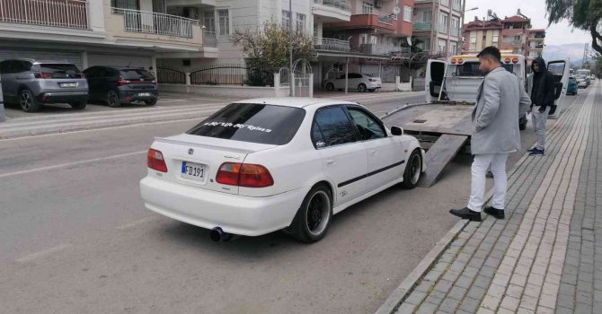 Gürültü kirliliği oluşturan araç sürücüne ceza kesilip, araç trafikten men edildi