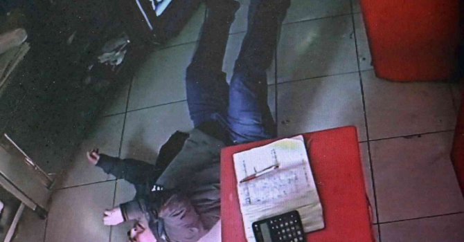 Cep telefonu çalınan zihinsel engelli vatandaş üzüntüden kendini yerlere attı, telefonuna kavuşunca yüzünde gülücükler açtı