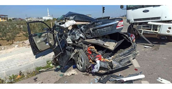Hatay’da kamyon ile otomobil çarpıştı: 5 yaralı