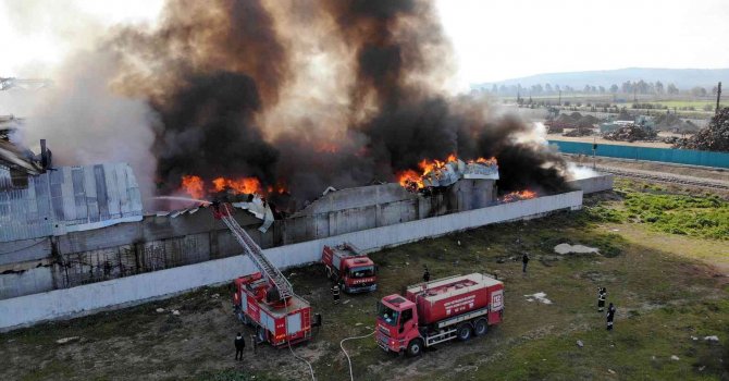 Geri dönüşüm fabrikasında çıkan yangın havadan görüntülendi