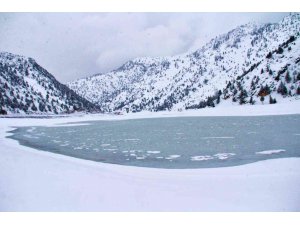 Püren Göleti buz tuttu