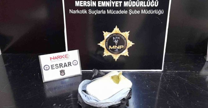 Otomobilin havalandırma ızgarasında 940 gram esrar ele geçirildi