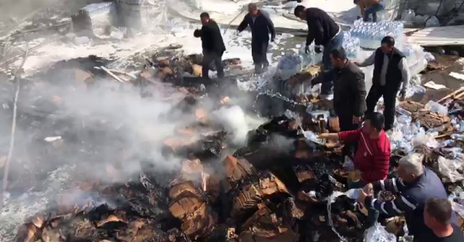 Su fabrikasındaki yangına pet şişeyle müdahale