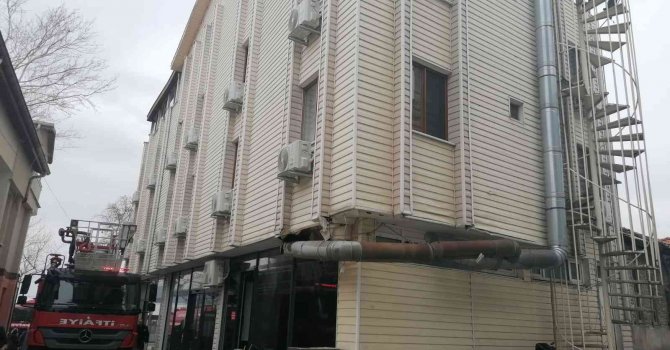 Eğirdir’de bir otelin tutuşan bacası korkuttu