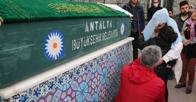 Küçük Mahra’ya anne, baba ve kardeşinden gözyaşları arasında son dokunuş