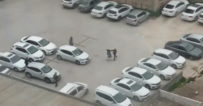 Kadını tekme ve yumrukla dövdü