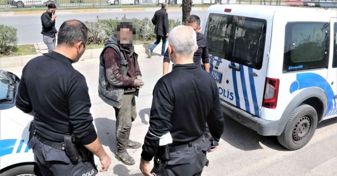 Üzeri çamurlu halde kanalizasyondan çıkartılan hırsızlık şüphelisi: “Yüzmek için girmiştim”