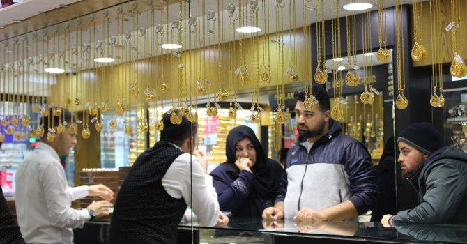 Kuyumcunun yüzü güldü