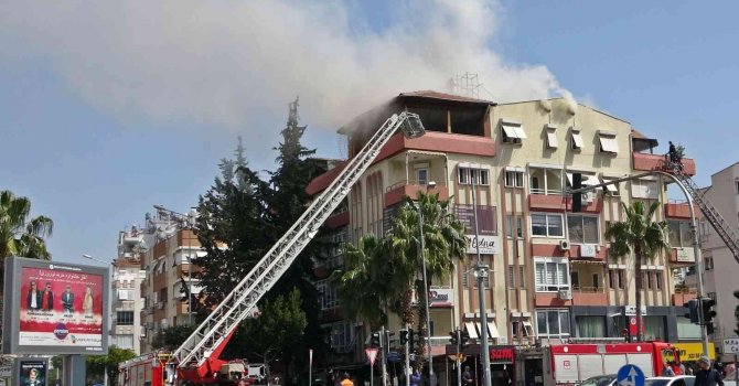 Antalya’da mahalleyi dumana boğan yangın