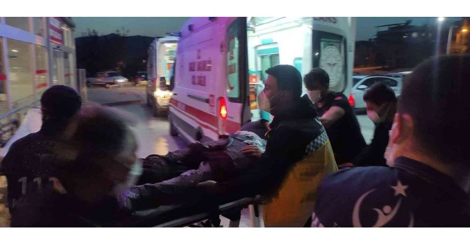 Kırmızı ışıkta otomobile silahlı saldırı: 1 yaralı