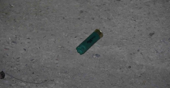 Kendisini polis olarak tanıtan restoran bekçisi 2 kişiyi silahla yaraladı