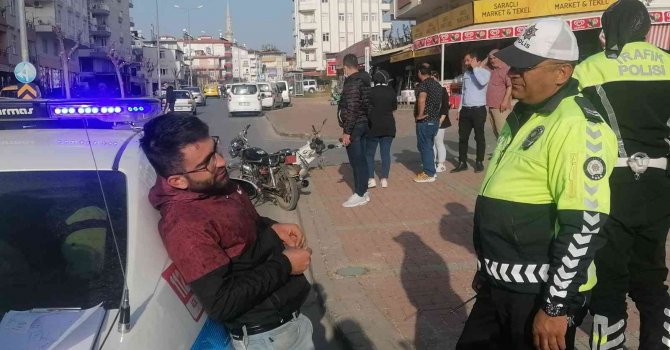 Hurdaya ayrılan motosiklet ile kaza izlerken yakalandı, polise "Bu defa görmezden gelin" dedi