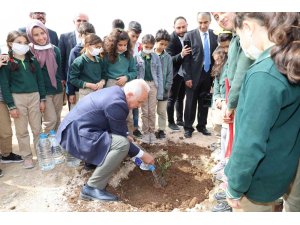 Başkan Gültak, ‘Her Çocuk Bir Fidan’ etkinliğinde çocuklarla birlikte fidan dikti