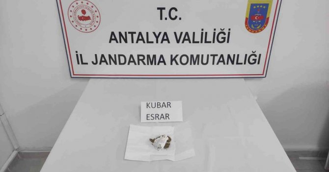 Yolcu otobüsünde esrar taşıyan şahıs, kimlik kontrolünde yakayı ele verdi