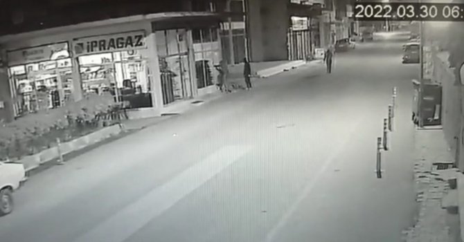 3 farklı yerden hırsızlık yaptılar kameraya yakalandılar