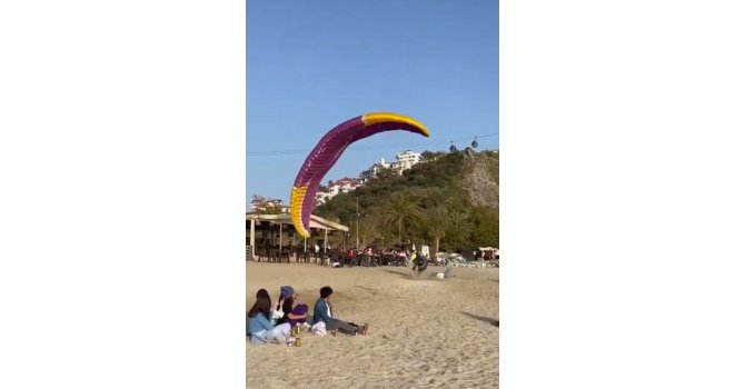 Sahile inen yamaç paraşütçüsünün çarptığı kadın yaralandı