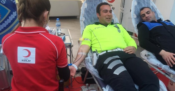 Polis Ramazan ayında düşen kan stoklarına derman olacak