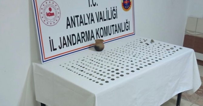 Ellerindeki tarihi eserleri satmaya hazırlanırken yakalandılar