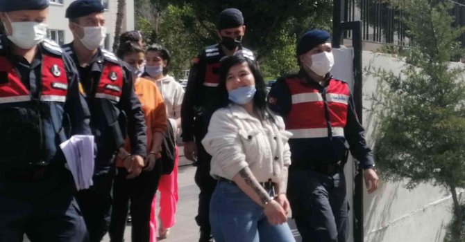 Yerlerde sürükleyip tekme tokat dövdü, adliyeye çıkarılırken gülücükler saçtı