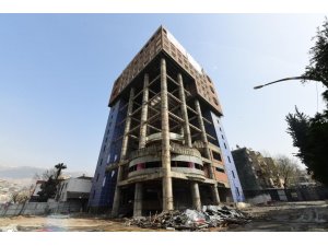 Dünyanın en saçma binasının 5 katı yıkıldı