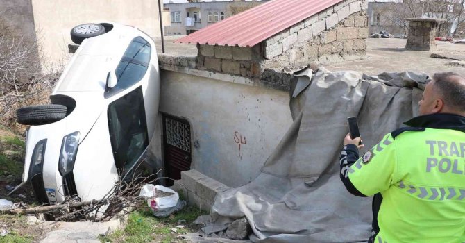 Kontrolden çıkan otomobil evin üzerine devrildi