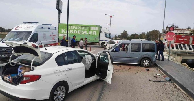 Antalya’da 4 aracın karıştığı zincirleme kazada 5 kişi yaralandı