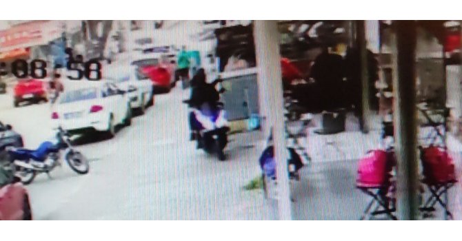 Yol kenarında beklerken silahlı saldırıda yaralandı