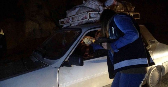 Polis uygulamasını ellerindeki çekirdeklerle takip ettiler