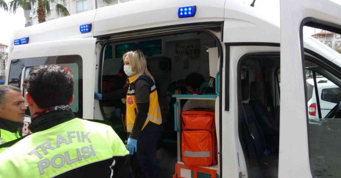 Kontrolden çıkan ticari araç refüjdeki palmiyeye çarptı: 3 yaralı