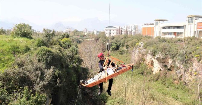 Düştüğü 20 metrelik vadiden 2 saat süren operasyonla kurtarılan adam: “Kendi soruşturmamı kendim yapacağım”