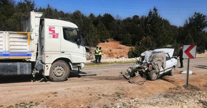 Kamyon otomobili hurdaya çevirdi: 1 ölü